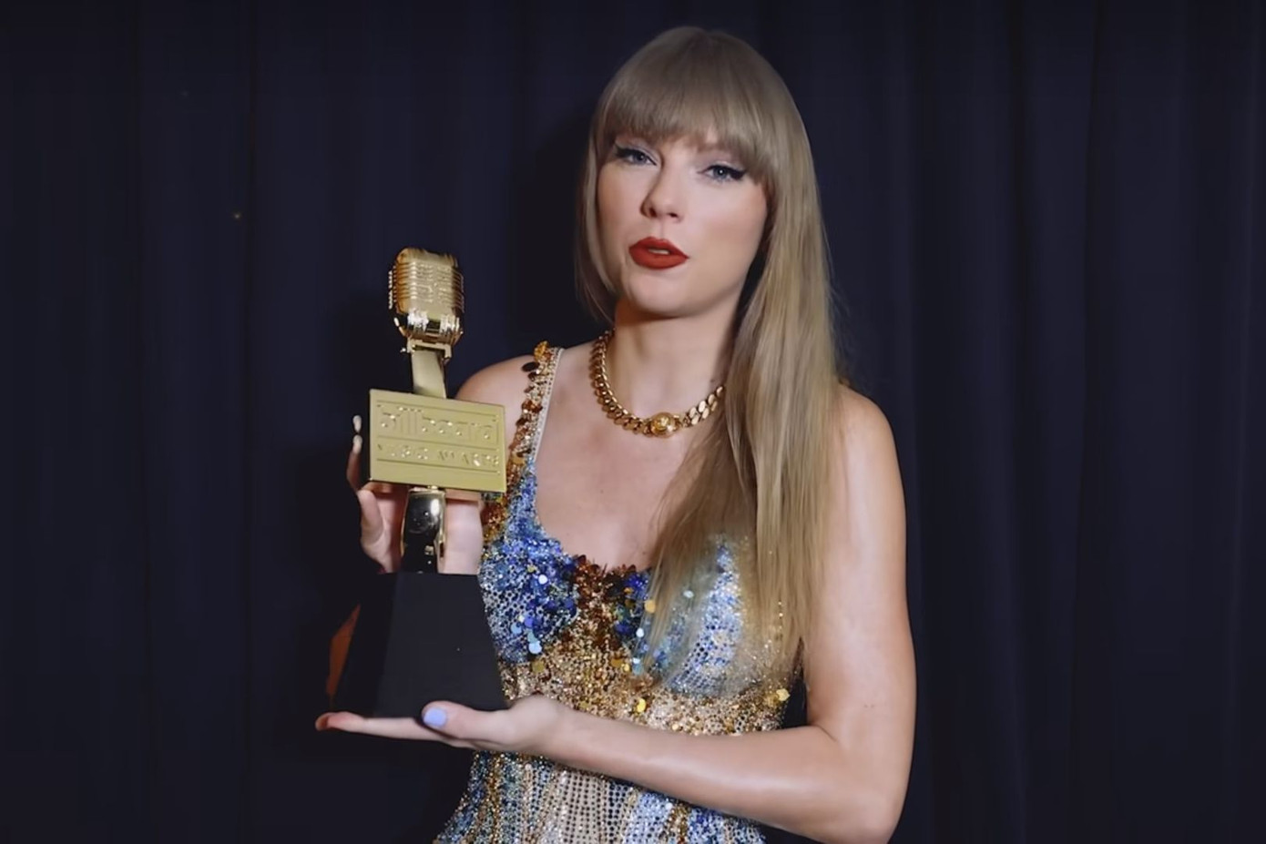 Taylor Swift gửi lời cảm ơn đến người hâm mộ qua video.