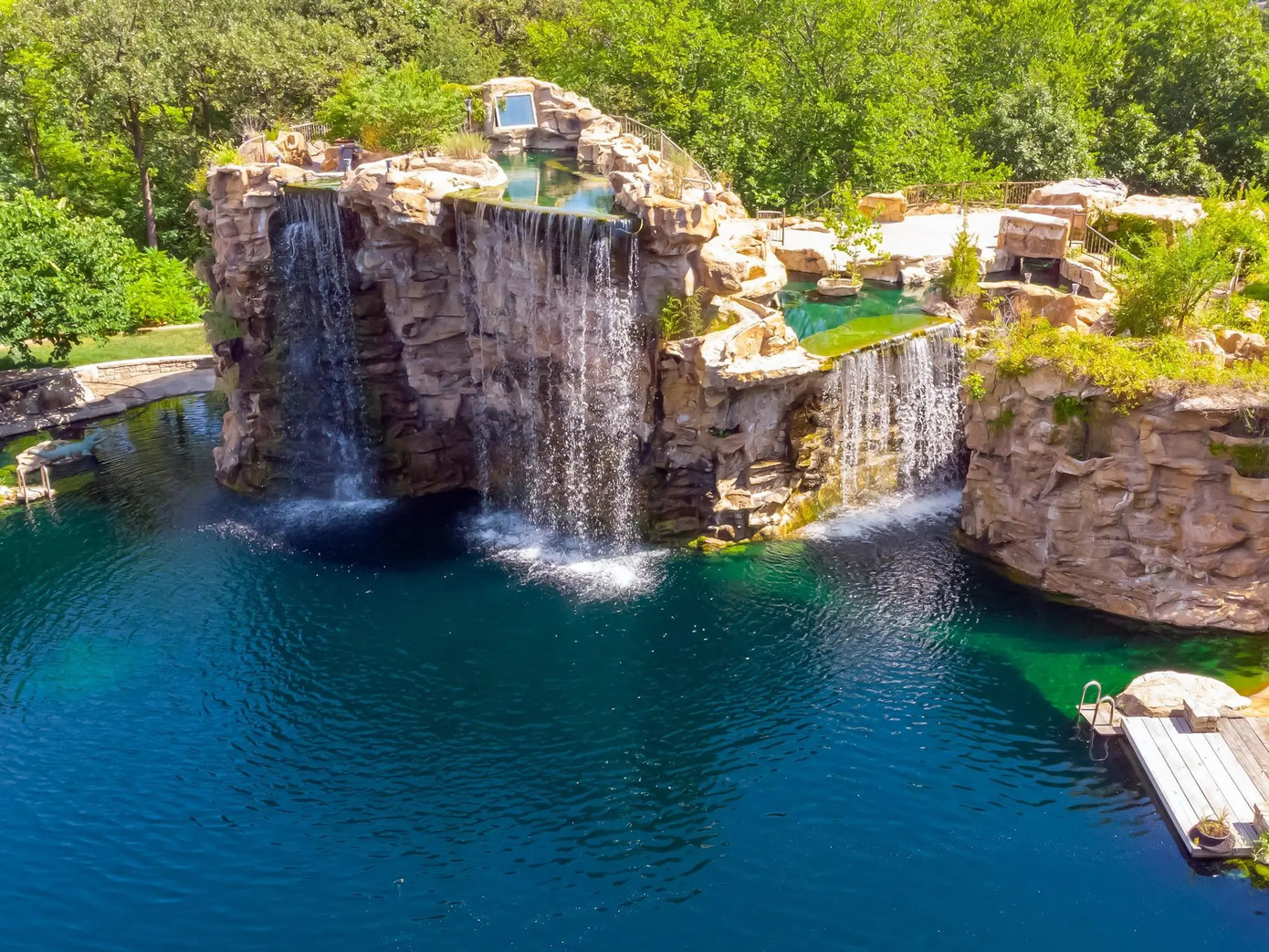 Căn biệt thự có giá 6 triệu USD (147 tỷ VND) của Travis có hẳn một thác nước. Căn biệt thự có giá 6 triệu USD (147 tỷ VND) của Travis có hẳn một thác nước.