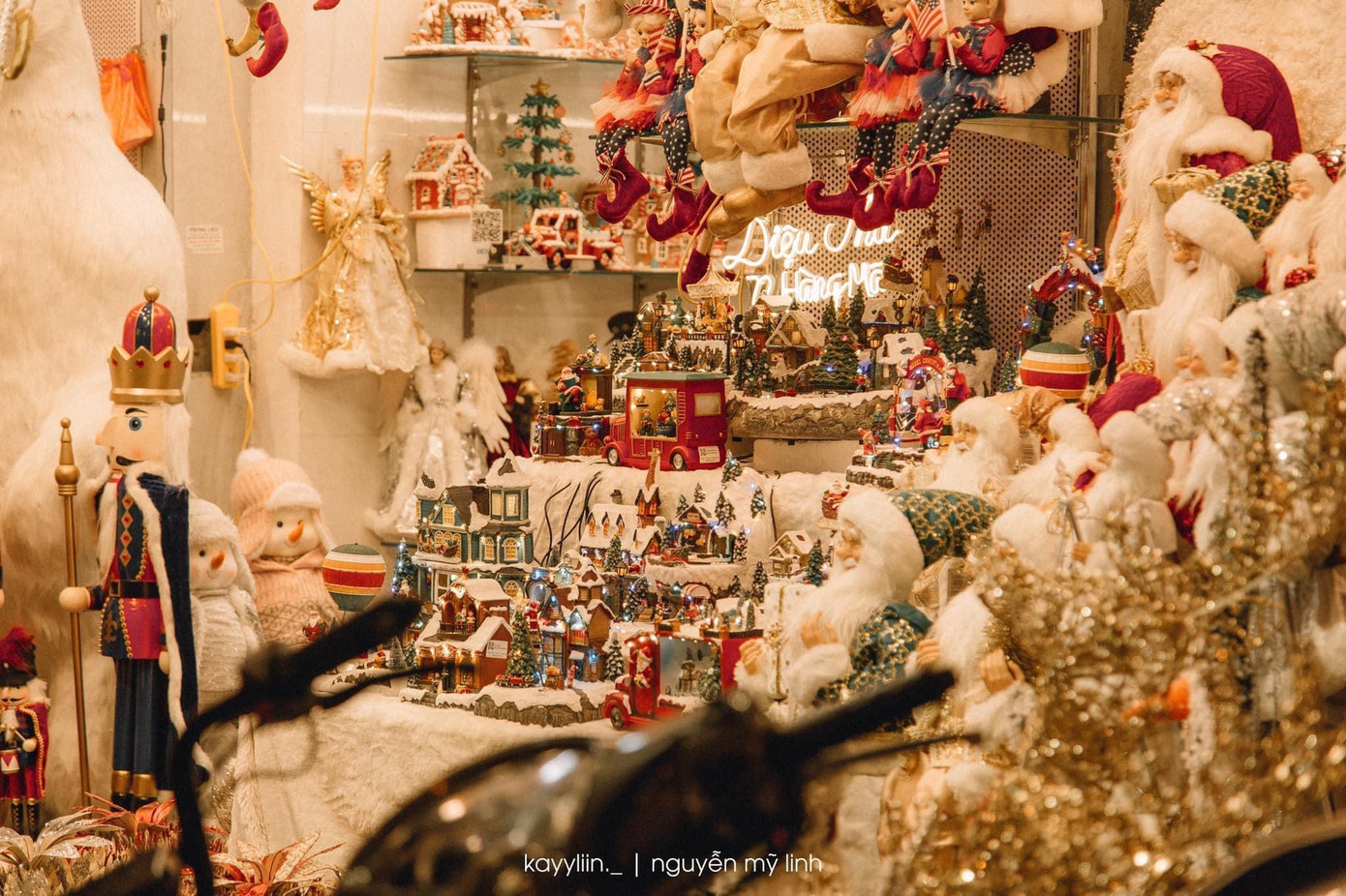 Không khí Giáng sinh đang tràn ngập trên phố Hàng Mã. Ảnh: @kayyliin