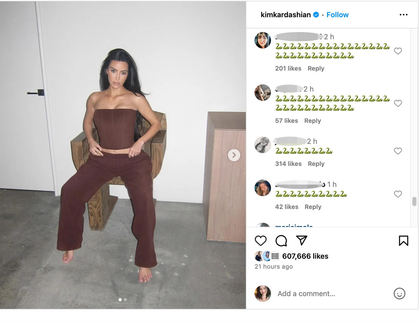 Bài đăng trên Instagram của Kim Kardashian bắt đầu xuất hiện loạt icon rắn. Bài đăng trên Instagram của Kim Kardashian bắt đầu xuất hiện loạt icon rắn.