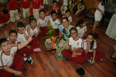 Phương Mỹ Chi vui chơi cùng cô giáo và các bạn trong lễ trung thu