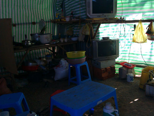 2 công nhân sẽ bám trụ qua cái Tết này trên núi Tàu 