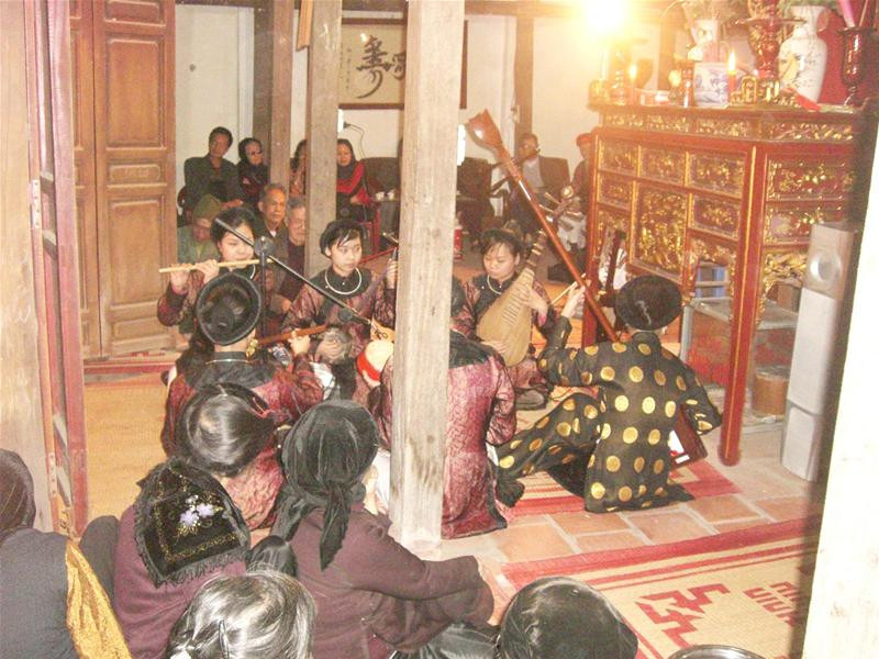 Hằng năm, cứ đến ngày giỗ tổ, các nhóm ca trù từ khắp nơi lại về hát thờ ở tổ đình Lỗ Khê. Ảnh: Đ. Trần