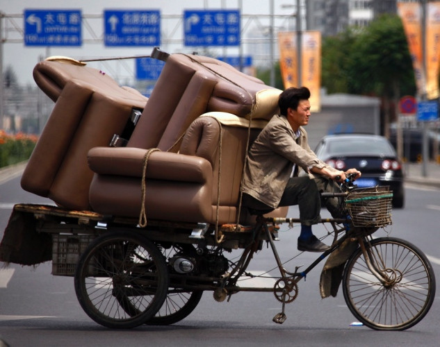 Ghế trên một chiếc xe đạp ở Bắc Kinh, Trung Quốc: Ai có nhu cầu thuê một chiếc xe tải để di chuyển khi bạn chỉ có thể chở tất cả đồ nội thất của bạn lên chiếc xe ba bánh?