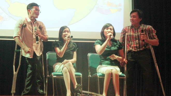 Nhóm nhạc DRD biểu diễn ca khúc Hãy yêu nhau đi. Ảnh: Khang Thái 