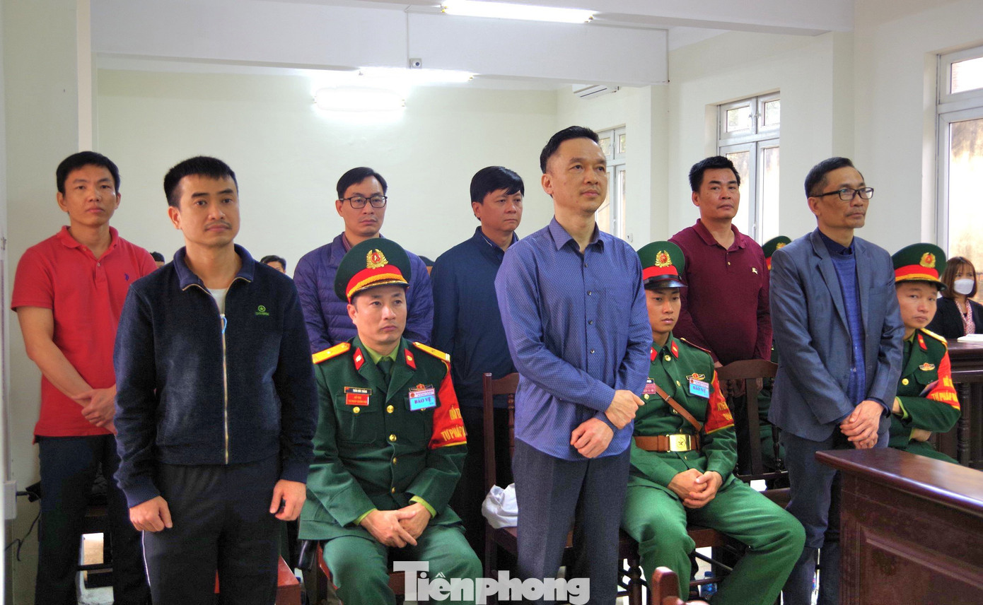 Các bị cáo nghe HĐXX tuyên án. Các bị cáo nghe HĐXX tuyên án.