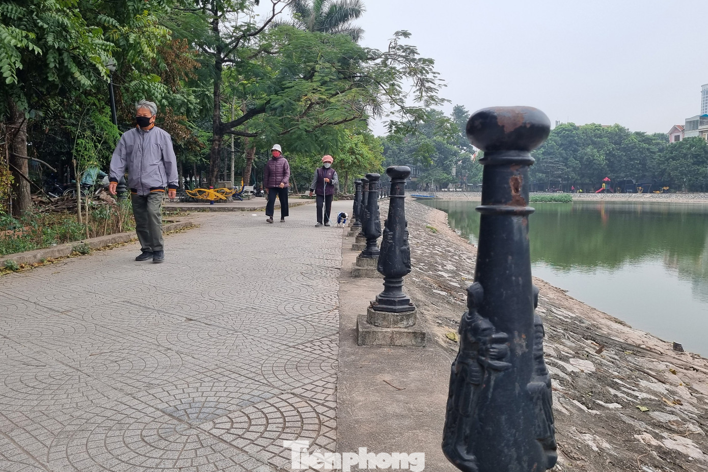 Qua đường dây nóng, báo Tiền Phong nhận được phản ánh của người dân phường Vĩnh Tuy về tình trạng Công viên Hồ Cần trong nhiều năm bị một số người chiếm dụng để trồng rau, mở hàng quán, đổ rác. Đặc biệt, có nhiều hộ dân đã xây dựng công trình, lợp mái che, mái vẩy lấn chiếm vào diện tích đất công viên.