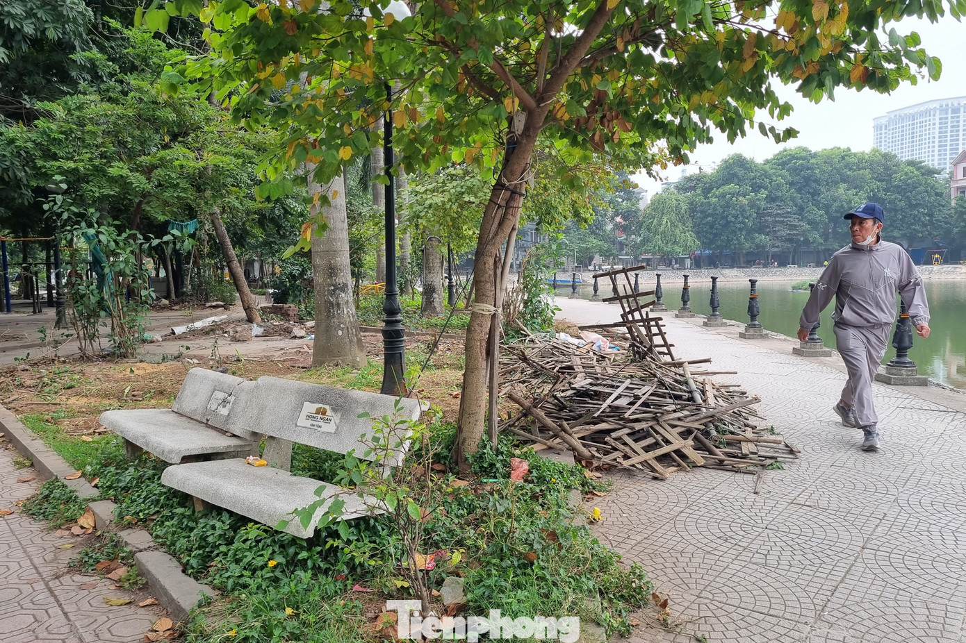 Điều này khiến không gian dành cho người đi bộ, tập thể dục bị thu hẹp lại. Việc kinh doanh làm ảnh hưởng đến an ninh, trật tự.