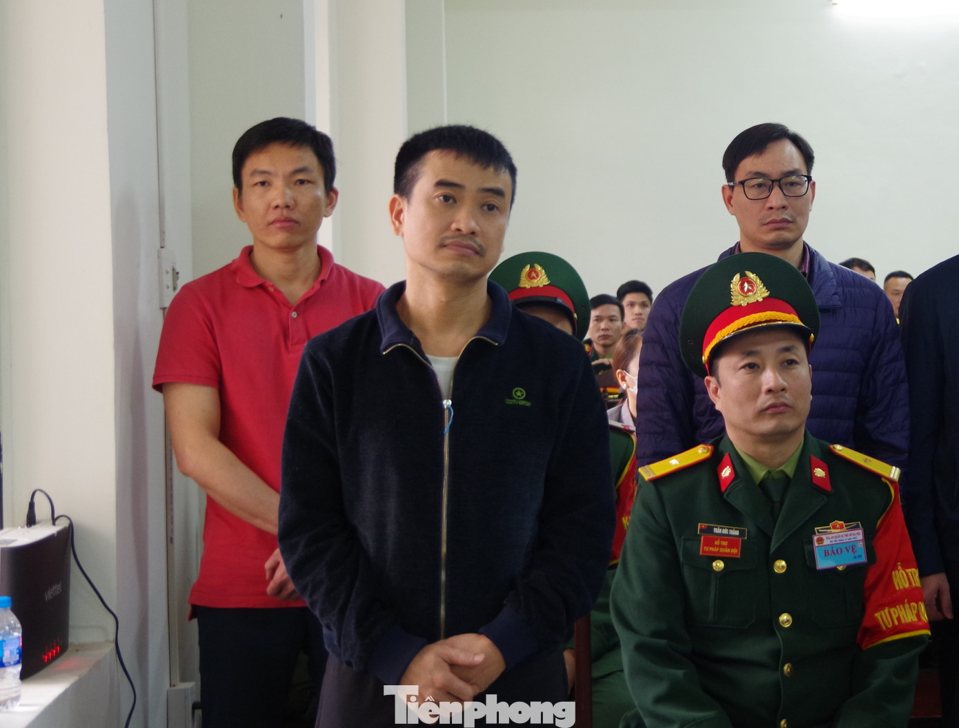 Bị cáo Phan Quốc Việt vẻ mặt trầm ngâm khác thường khi HĐXX tuyên án. Bị cáo Phan Quốc Việt vẻ mặt trầm ngâm khác thường khi HĐXX tuyên án.