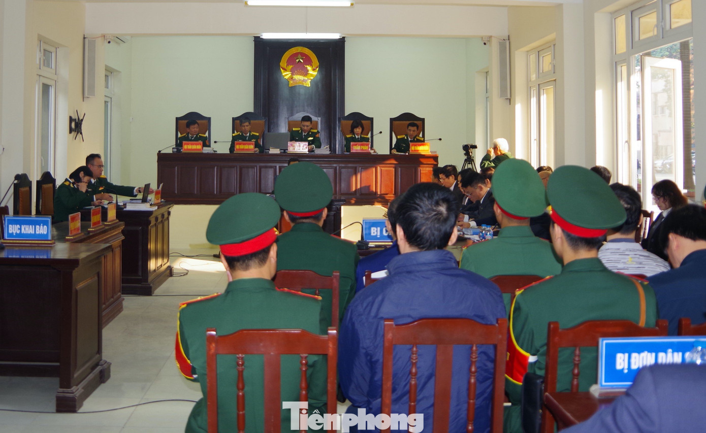 Quang cảnh phiên xét xử ngày 28/12. Quang cảnh phiên xét xử ngày 28/12.