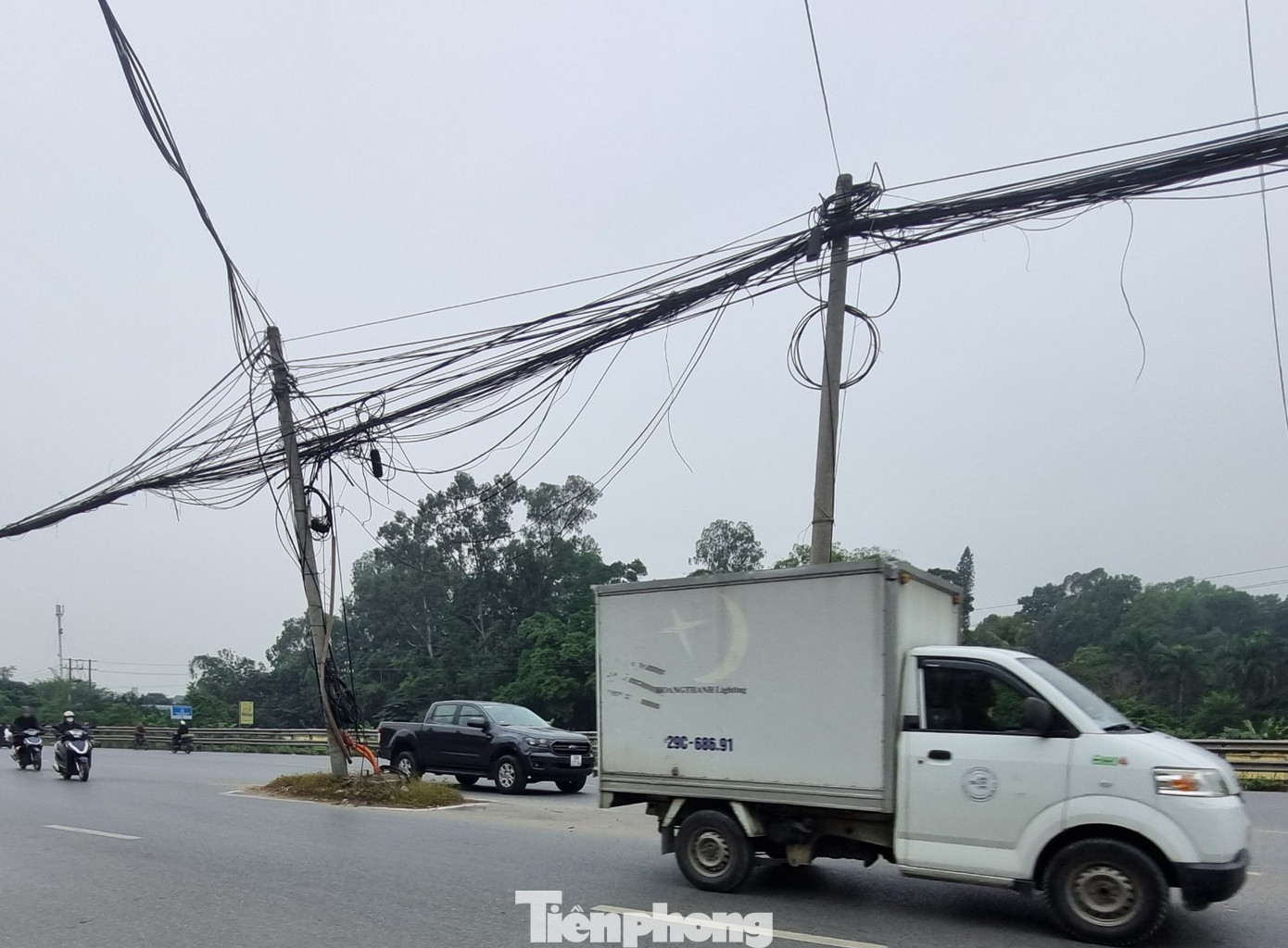 Chằng chịt dây cáp viễn thông. Chằng chịt dây cáp viễn thông.