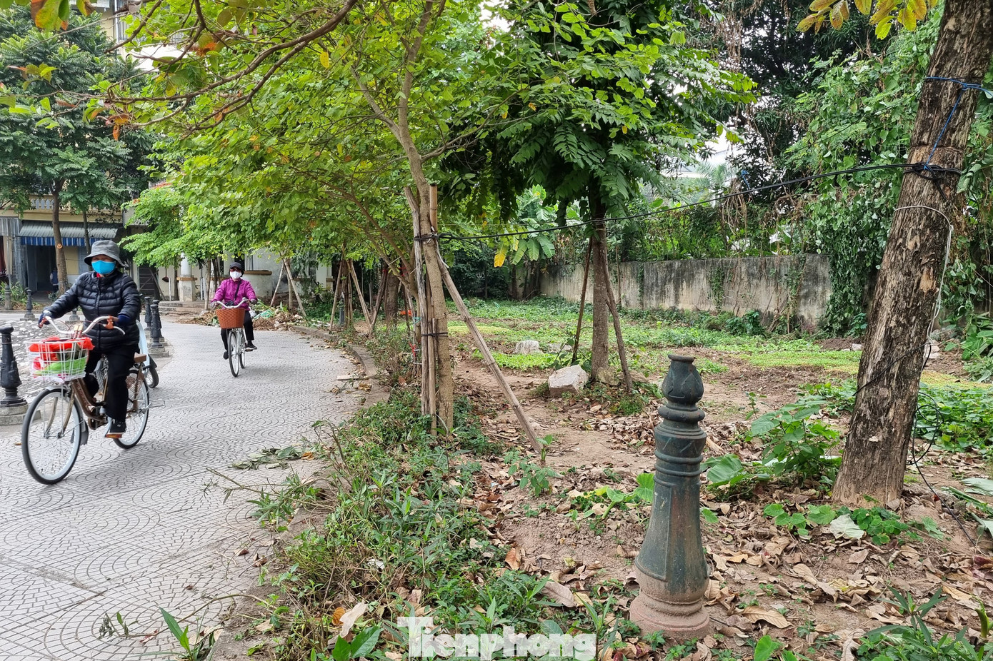 Ông Trần Anh Tiến, một người dân thường tập thể dục tại công viên Hồ Cần bức xúc nói: Công viên Hồ Cần khi mới xây dựng xong, cảnh quan đô thị của phường khang trang, nhân dân phấn khởi vì có không gian vui chơi thoáng mát.