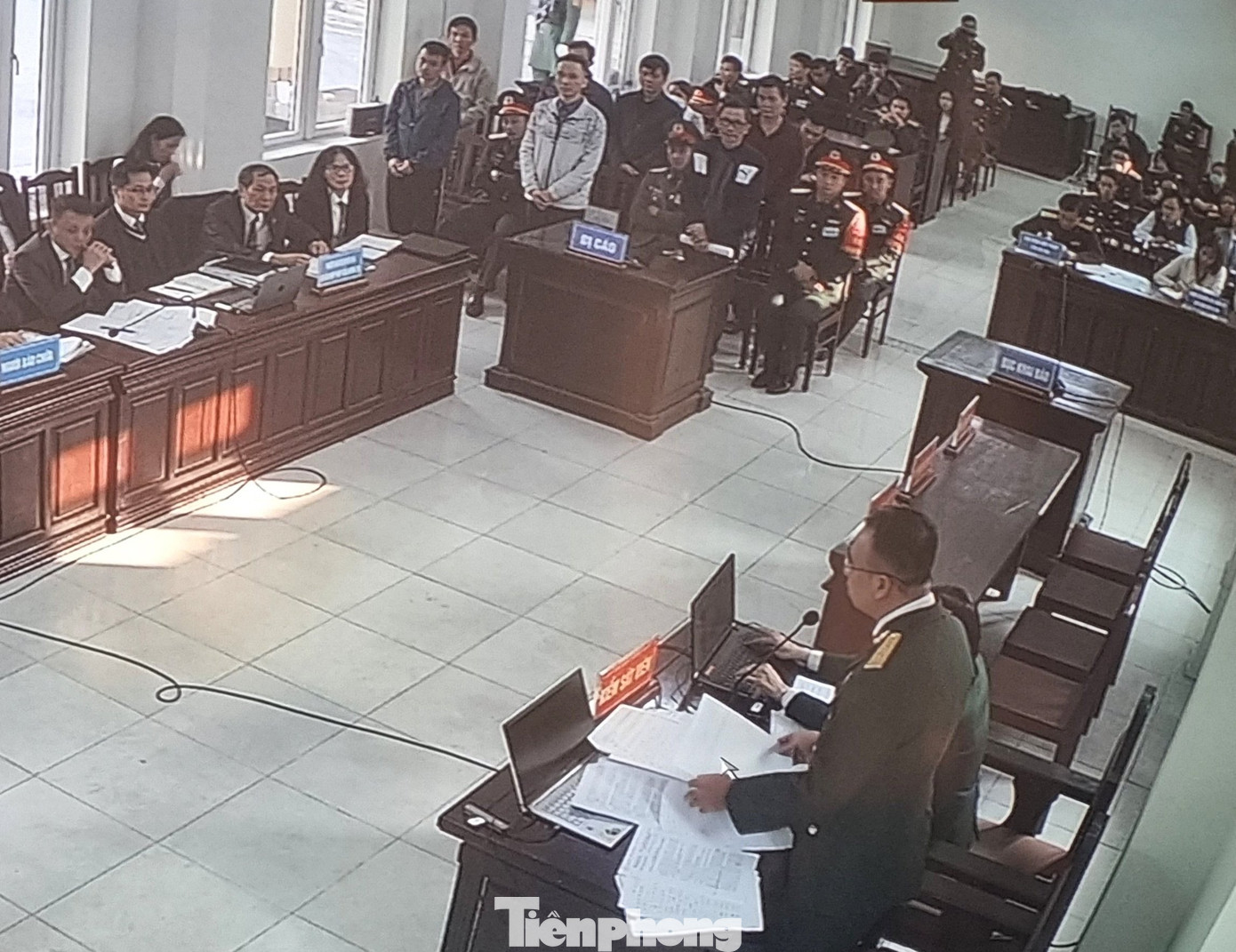 Đại diện Viện Kiểm sát tranh luận với luật sư.