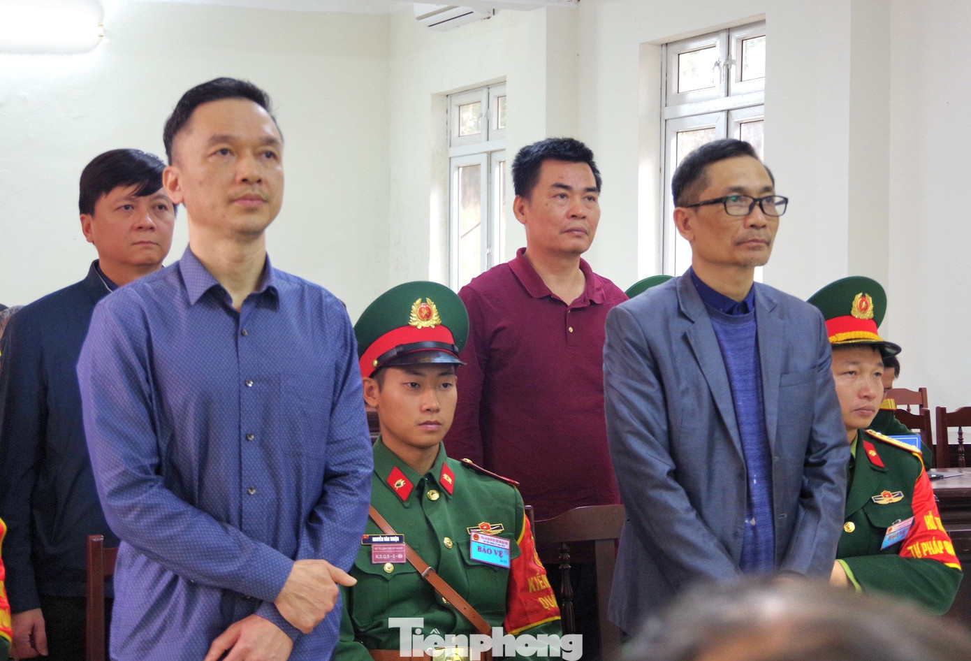 Bị cáo Trịnh Đình Hùng và Hồ Anh Sơn nghe HĐXX tuyên án. Bị cáo Trịnh Đình Hùng và Hồ Anh Sơn nghe HĐXX tuyên án.