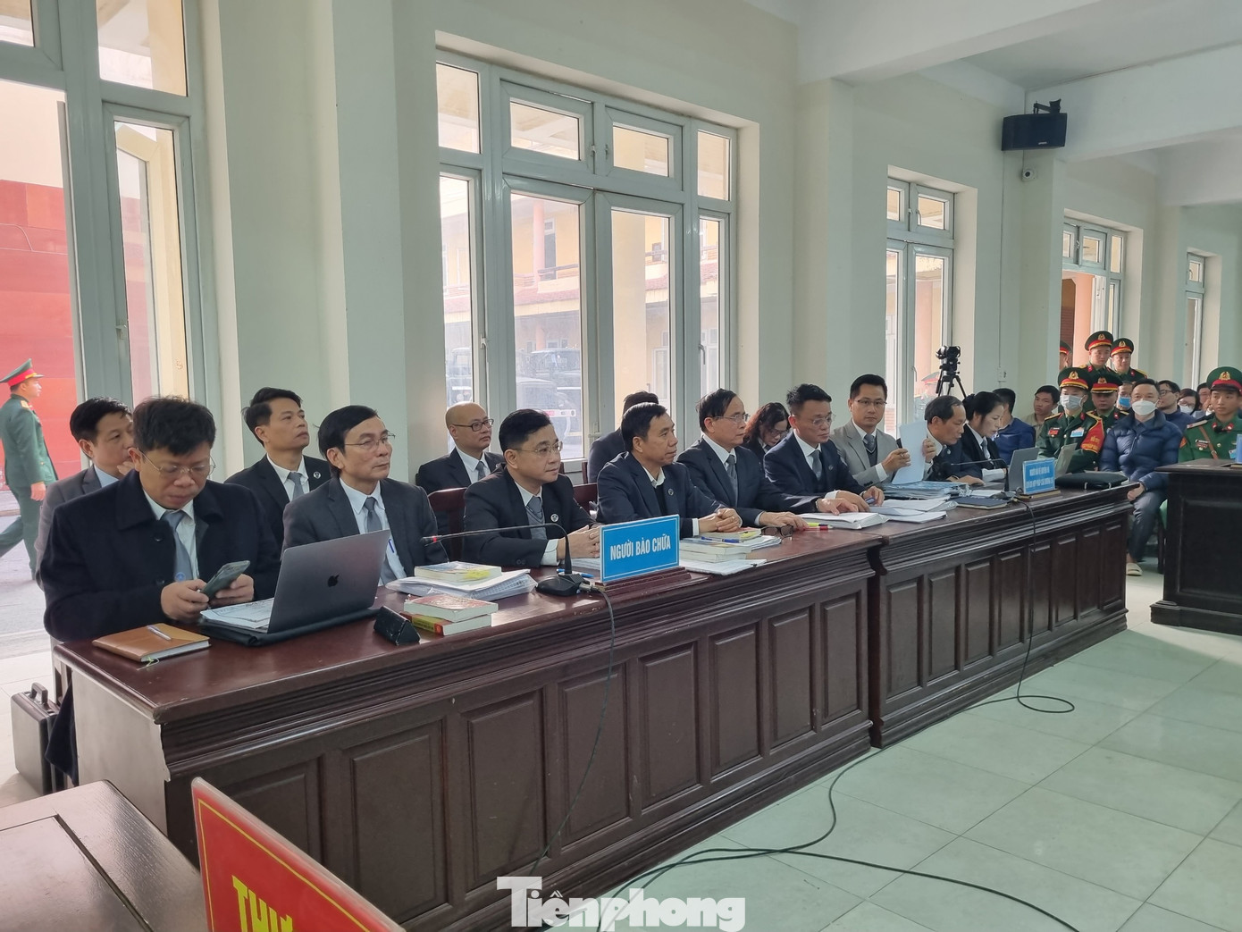 Các luật sư bào chữa cho các bị cáo. Các luật sư bào chữa cho các bị cáo.