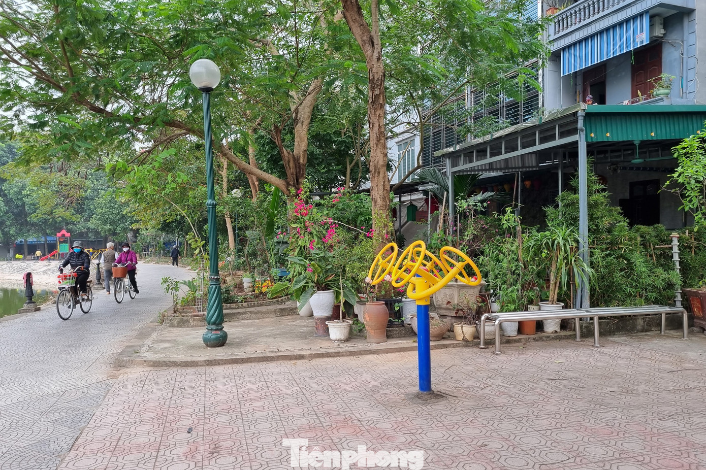 Công viên sau khi hoàn thành là nơi thu hút đông đảo người dân phường Vĩnh Tuy, phường Vĩnh Hưng (quận Hoàng Mai) đến vui chơi, tập thể dục, nâng cao sức khỏe. Tuy nhiên, hiện đã có nhiều dấu hiệu lấn chiếm. Mái hiên màu xanh của hộ dân trong ảnh được lắp đặt trên đất công viên.