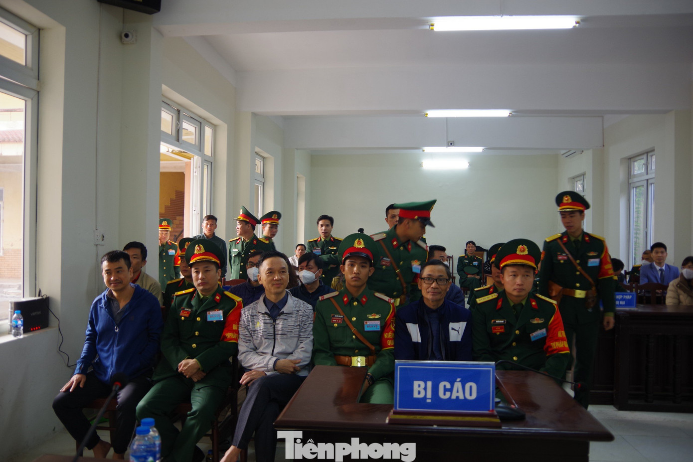 Các bị cáo vẫn cười tươi trò chuyện trước khi vào phiên xét xử. Các bị cáo vẫn cười tươi trò chuyện trước khi vào phiên xét xử.