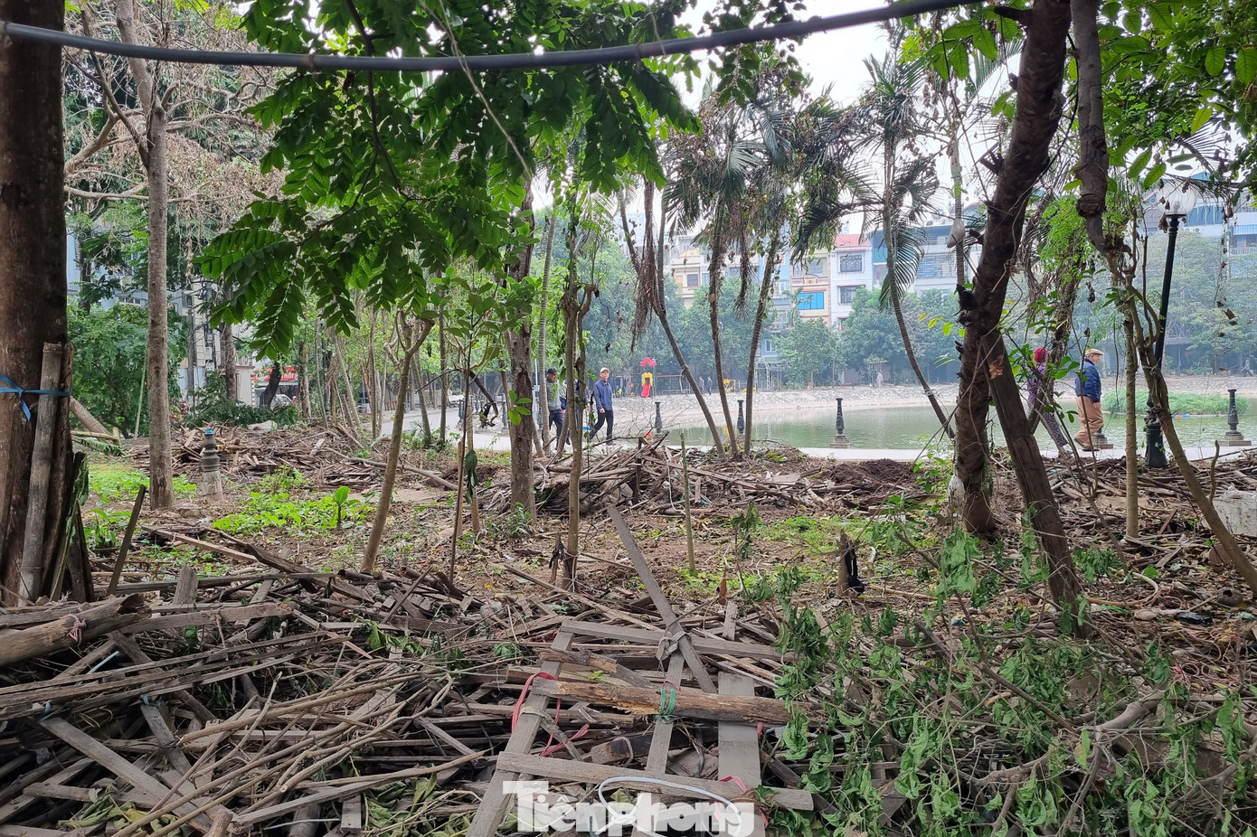 "Có thể do đây là địa bàn giáp ranh giữa phường Vĩnh Tuy và phường Vĩnh Hưng nên việc quản lý của chính quyền còn lỏng lẻo, "cha chung không ai khóc" mới dẫn đến việc này", ông Tiến nói.