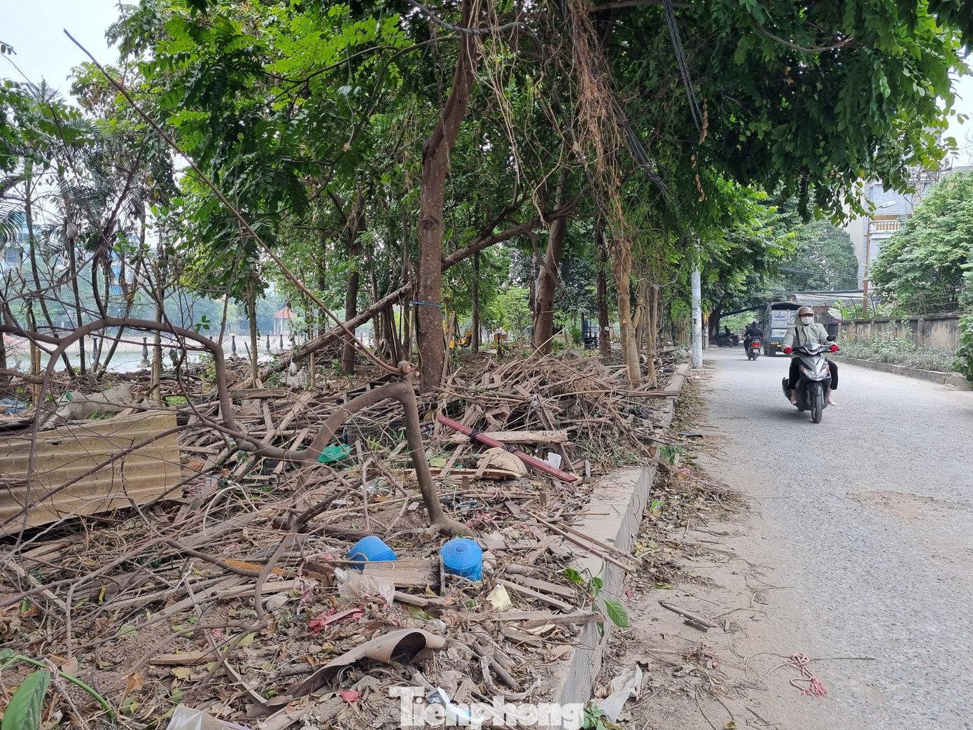Bà Phạm Thị Tâm, phường Vĩnh Hưng cũng bức xúc: Đây là công viên chứ không phải nơi để trồng rau, mở quán bán nước. Dân đi tập thể dục rất đông nhưng không gian công viên bị chiếm dụng khiến nhân dân phải chen chúc trong không gian chật chội. Cùng với đó là rác thải, mùi hôi thối nồng nặc do người dân ủ phân, tưới rau rất khó chịu.