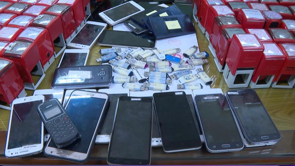 Cảnh sát thu giữ hàng trăm con dấu liên quan đến việc mua bán hoá đơn. Cảnh sát thu giữ hàng trăm con dấu liên quan đến việc mua bán hoá đơn.