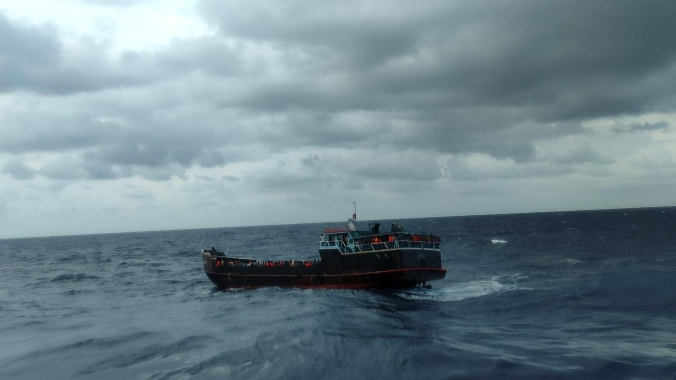 Con tàu của người dân Sri Lanka trôi dạt trên biển.