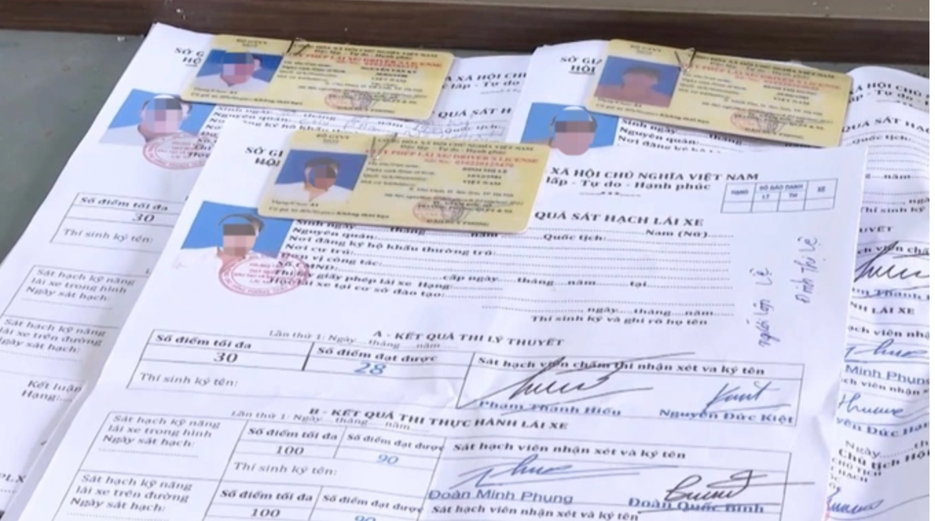 Cảnh sát thu giữ hàng trăm bộ hồ sơ làm giả GPLX.
