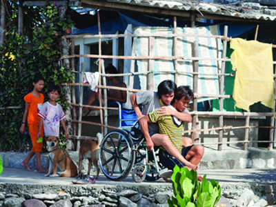 Những lúc nhớ biển, buồn chân buồn tay, anh Huệ cùng cháu ra biển giăng lưới. Trong ảnh là anh Bùi Văn Quyền cõng người chú chuẩn bị đi giăng lưới quanh đảo Bé. Những lúc nhớ biển, buồn chân buồn tay, anh Huệ cùng cháu ra biển giăng lưới. Trong ảnh là anh Bùi Văn Quyền cõng người chú chuẩn bị đi giăng lưới quanh đảo Bé