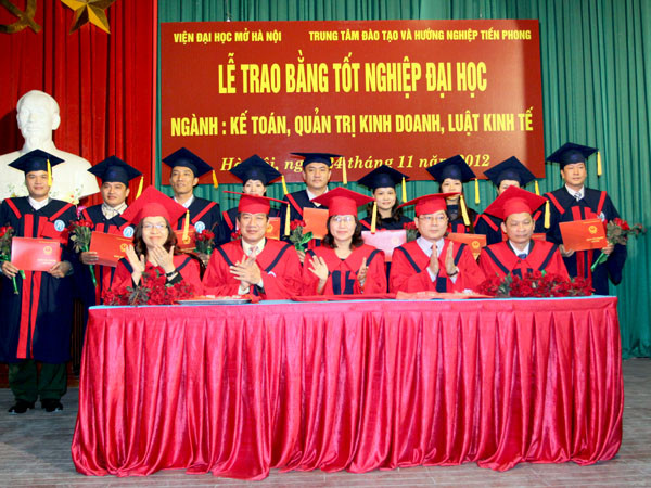 Thấy và trò Viện Đại học Mở tại lễ trao bằng tốt nghiệp