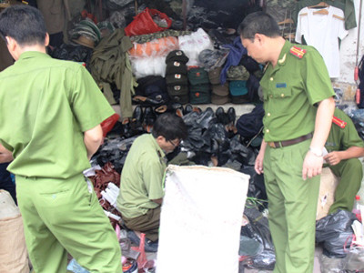 Công an Hà Nội kiểm tra, thu giữ quân trang tại các cửa hàng trên phố Lê Duẩn