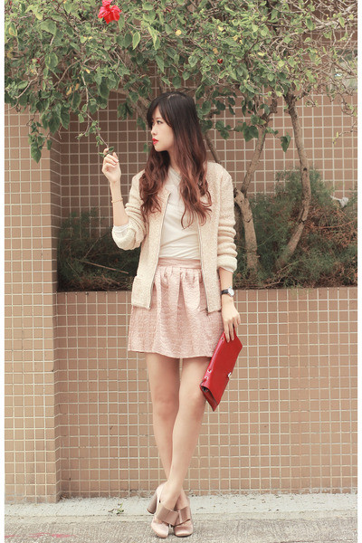 Mix váy ngắn cùng với tất cao quá đầu gối sẽ đem lại cho bạn vẻ dễ thương mà vẫn rất cá tính. Vẻ đẹp dịu dàng và dễ thương của chân váy xòe kết hợp với vẻ đẹp thanh lịch của áo sơ mi tạo nên một phong cách cực hoàn hảo. Váy ngắn + áo pull = một phong cách đậm chất teen Thêm áo khoác nhẹ nhàng cho ngày trở gió Áo sơ mi diện trong áo len hoặc áo pull mix cùng chân váy sẽ đem lại cho bạn vẻ trẻ trung thanh lịch.