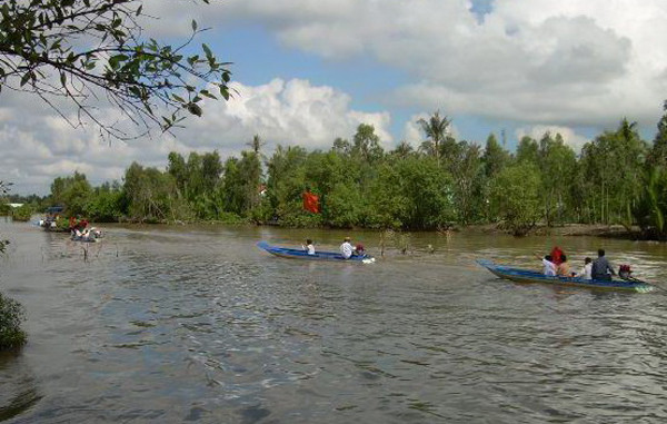 Cử tri nông thôn đến điểm bầu cử. Ảnh: Nguyễn Tiến Hưng 