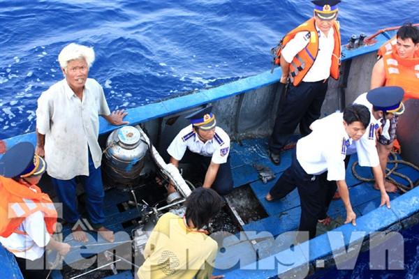 Hai trong số chín ngư dân có sức khỏe yếu nhất được chuyển sang chăm sóc tại tàu cảnh sát biển