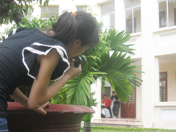 Nữ thám tử đang làm nhiệm vụ. Ảnh: P.T. Nữ thám tử đang làm nhiệm vụ. Ảnh: P.T