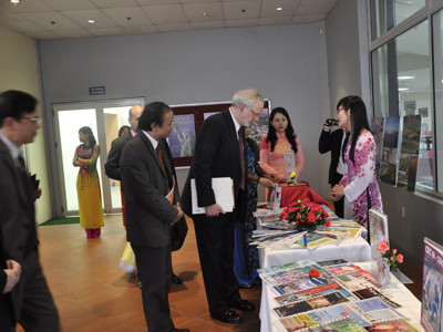 Đại sứ Mỹ David Shear (giữa) thăm gian trưng bày sách của Đại học Thái Nguyên