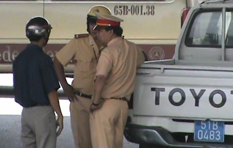 Hai CSGT này chống nạnh khi làm việc với người vi phạm (Ảnh: internet) 