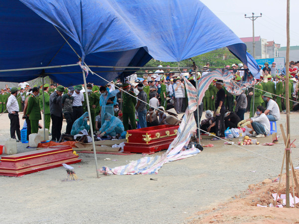 Chiều 18-3, đại diện Viện Khoa học Hình sự - Bộ Công an cùng Cục C45 và Công an tỉnh Vĩnh Phúc phối hợp mổ tử thi nạn nhân Tuấn Anh để điều tra, làm rõ nguyên nhân khiến nạn nhân này chết