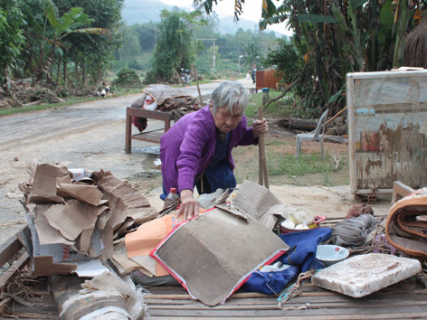 Bà Nguyễn Thị Minh nhặt nhạnh những gì còn dùng được. Bà Nguyễn Thị Minh nhặt nhạnh những gì còn dùng được