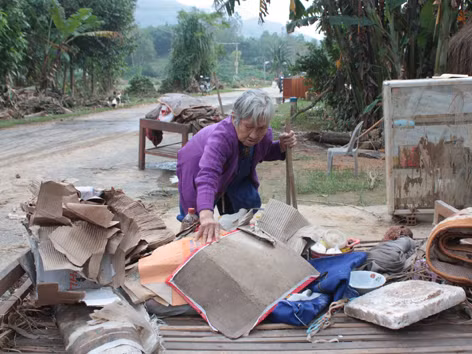  Bà Nguyễn Thị Minh nhặt nhạnh những gì còn dùng được