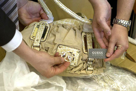 Hàng nhái, hàng giả vào Việt Nam: Muốn hàng gì, cần là có! ảnh 1