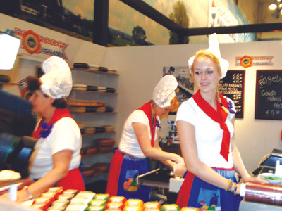 Các cô gái Hà Lan làm bánh tại hội chợ