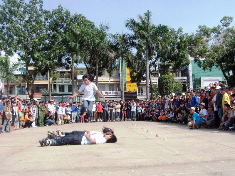 Hàng trăm khán giả trẻ cổ vũ màn trượt patin của nhóm TNT. Ảnh: H.V. Hàng trăm khán giả trẻ cổ vũ màn trượt patin của nhóm TNT. Ảnh: H.V