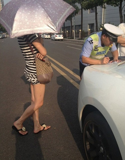 Lái xe là một cô gái chân dài, xinh đẹp và giàu có