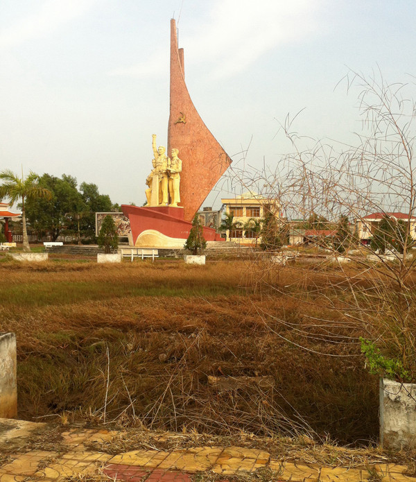 Hoang tàn tượng đài Khởi nghĩa Hòn Khoai ảnh 1