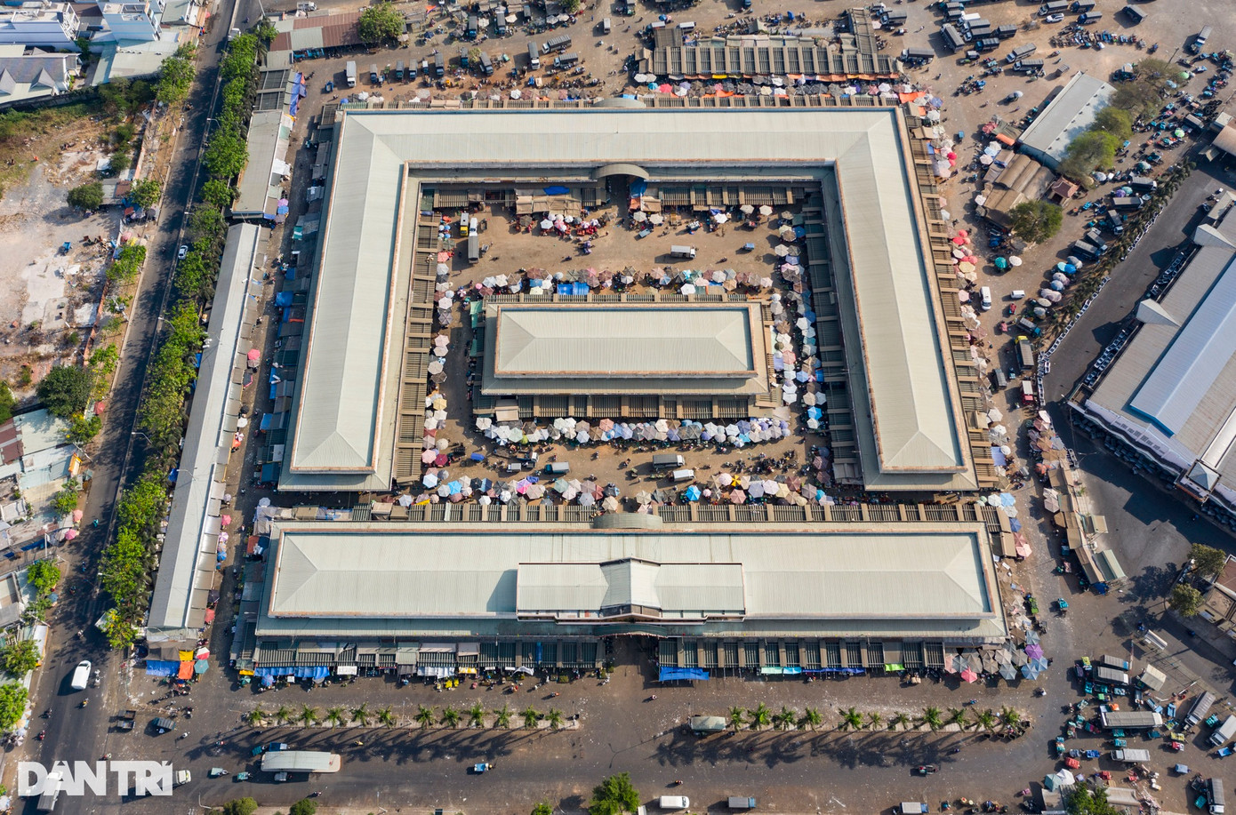 Tại TPHCM có 3 khu chợ đầu mối nông sản thực phẩm lớn gồm: Thủ Đức; Hóc Môn; Bình Điền. Các khu chợ này đã trải qua khoảng 20 năm xây dựng và phát triển, là nguồn phân phối chủ yếu cho các khu chợ truyền thống, hộ kinh doanh, người dân thành phố... (Ảnh: Hoàng Hướng).