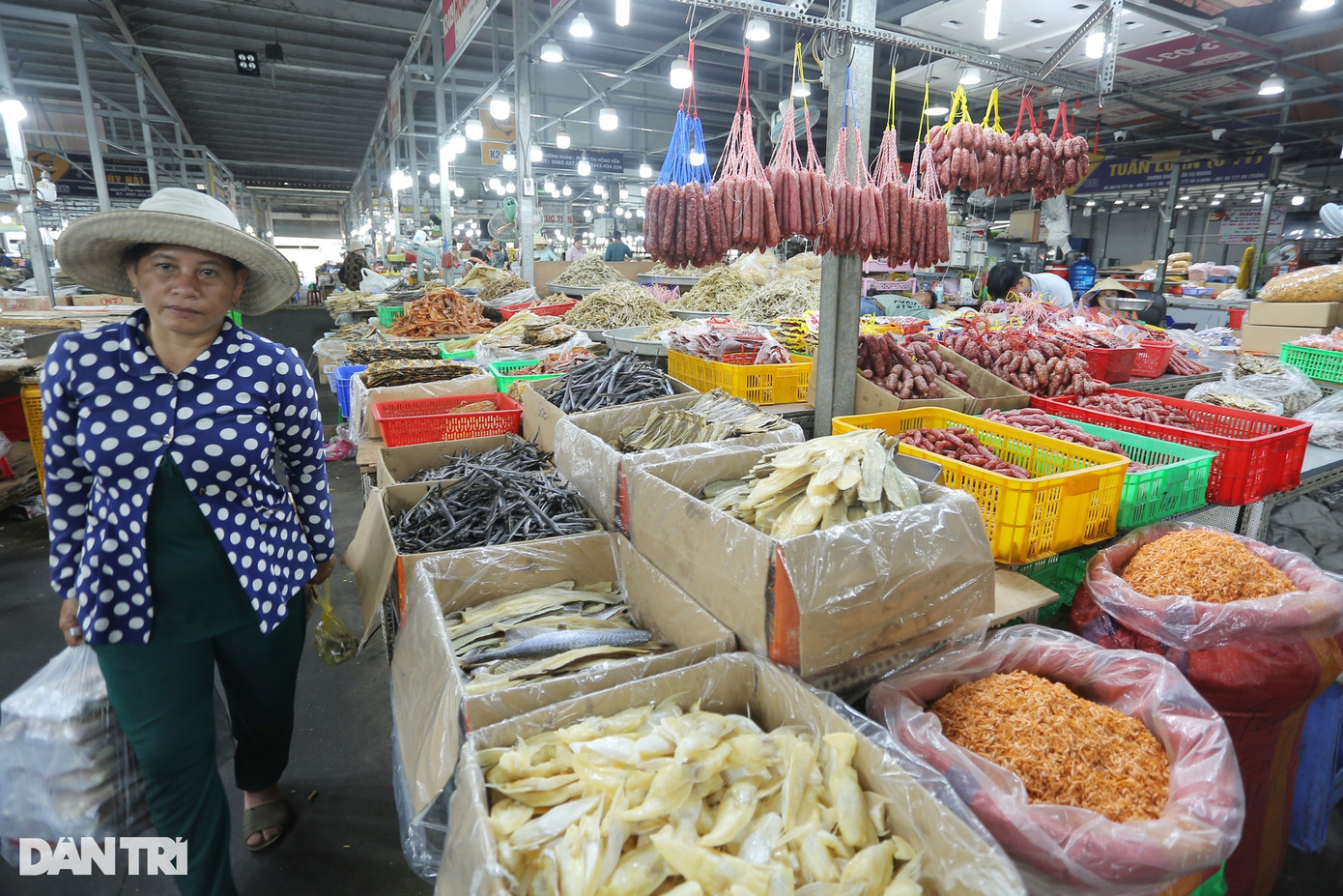 Chợ đầu mối Bình Điền được xây dựng và đưa vào hoạt động năm 2006, kinh doanh các mặt hàng: Hoa tươi, rau-củ-quả, cá đồng và hải sản cao cấp, thủy sản (cá biển), thịt gia súc, thủy sản khô và các loại mắm, trái cây (Ảnh: An Huy).