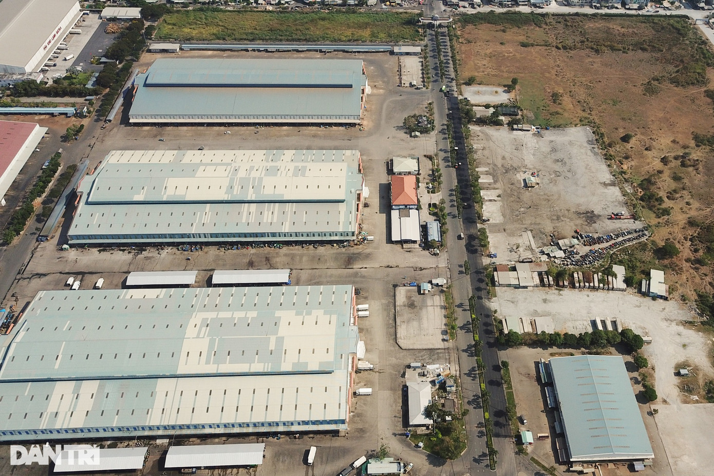 Chợ có vị trí thuận lợi cho việc giao thương khi nằm trên trục đại lộ Nguyễn Văn Linh, cách quốc lộ 1 khoảng 750m và trung tâm TPHCM 15km. Một mặt chợ nằm giáp sông Bến Lức thuận lợi vận chuyển hàng hóa bằng đường thủy từ các tỉnh đồng bằng Sông Cửu Long (Ảnh: An Huy).