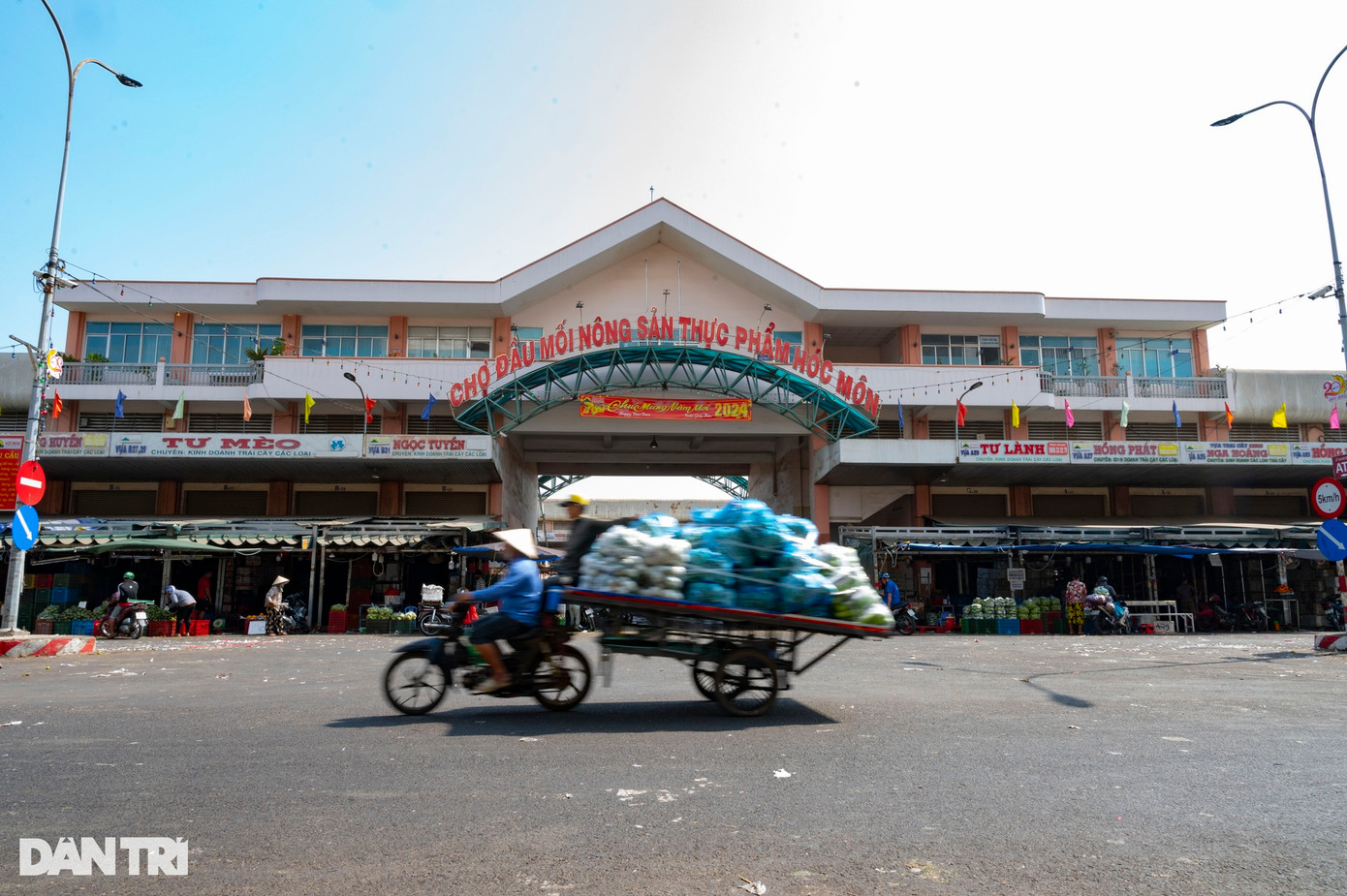 Với diện tích khoảng 10 ha, chợ đầu mối Hóc Môn là điểm trung chuyển, cung ứng thực phẩm, nông sản phía Tây Bắc thành phố (Ảnh: Hoàng Hướng).