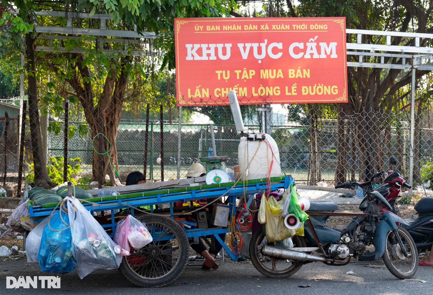 Theo quan sát của phóng viên, bất chấp biển cấm tình trạng người dân lấn chiếm lòng lề đường, buôn bán tự phát vẫn ngang nhiên diễn ra tại các tuyến đường xung quanh các khu chợ. Rác thải tràn lan, bốc mùi hôi thối gây mất an toàn giao thông và mỹ quan đô thị (Ảnh: Hoàng Hướng).