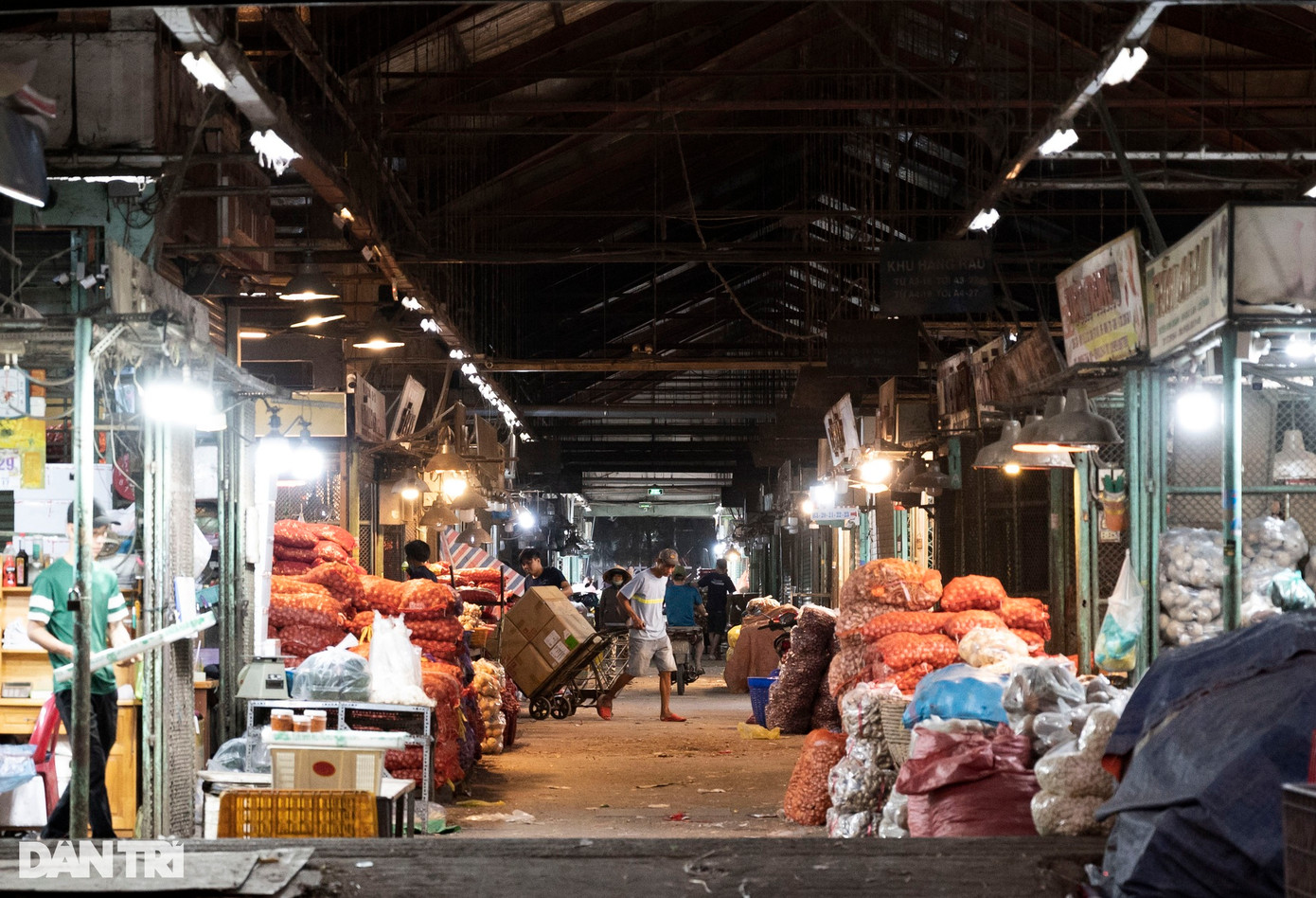 Chợ gồm các khu nhà lồng, và các công trình phụ trợ như nhà kho, khu sơ chế, khu quản lý, trạm xử lý rác thải. Từ khi đi vào hoạt động, chợ đầu mối Thủ Đức đã góp phần tạo công ăn việc làm cho hàng nghìn lao động (Ảnh: Hoàng Hướng).