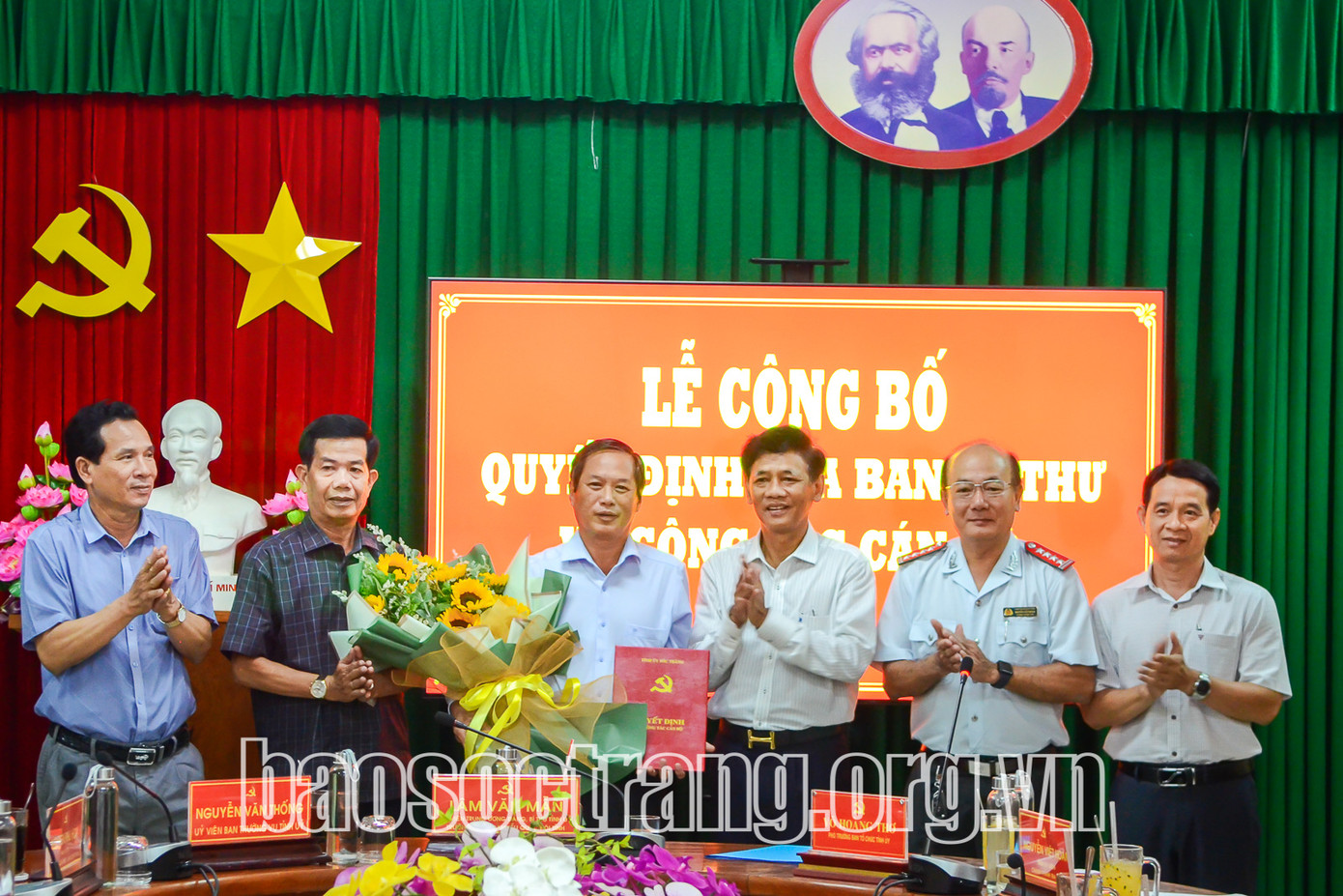 Lãnh đạo Tỉnh ủy Sóc Trăng trao quyết định, tặng hoa chúc mừng ông Nguyễn Thành Công. Ảnh: TẤN PHÁT. Lãnh đạo Tỉnh ủy Sóc Trăng trao quyết định, tặng hoa chúc mừng ông Nguyễn Thành Công. Ảnh: TẤN PHÁT.